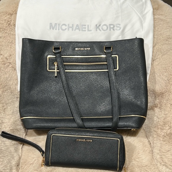 MICHAEL Michael Kors purse and wallet with dust bag. - Picture 1 of 10